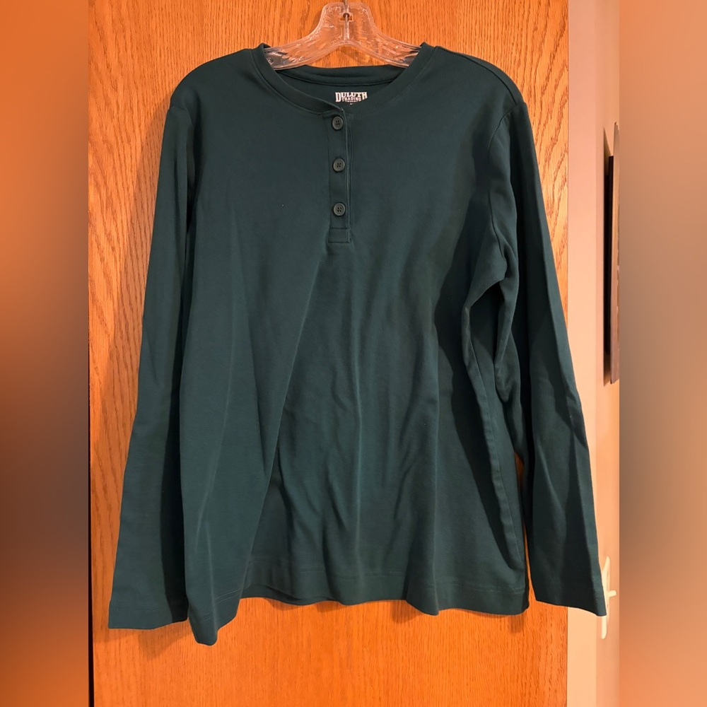 Duluth Trading Co women’s long sleeved ‘long tail’ henley. Green. Size XL